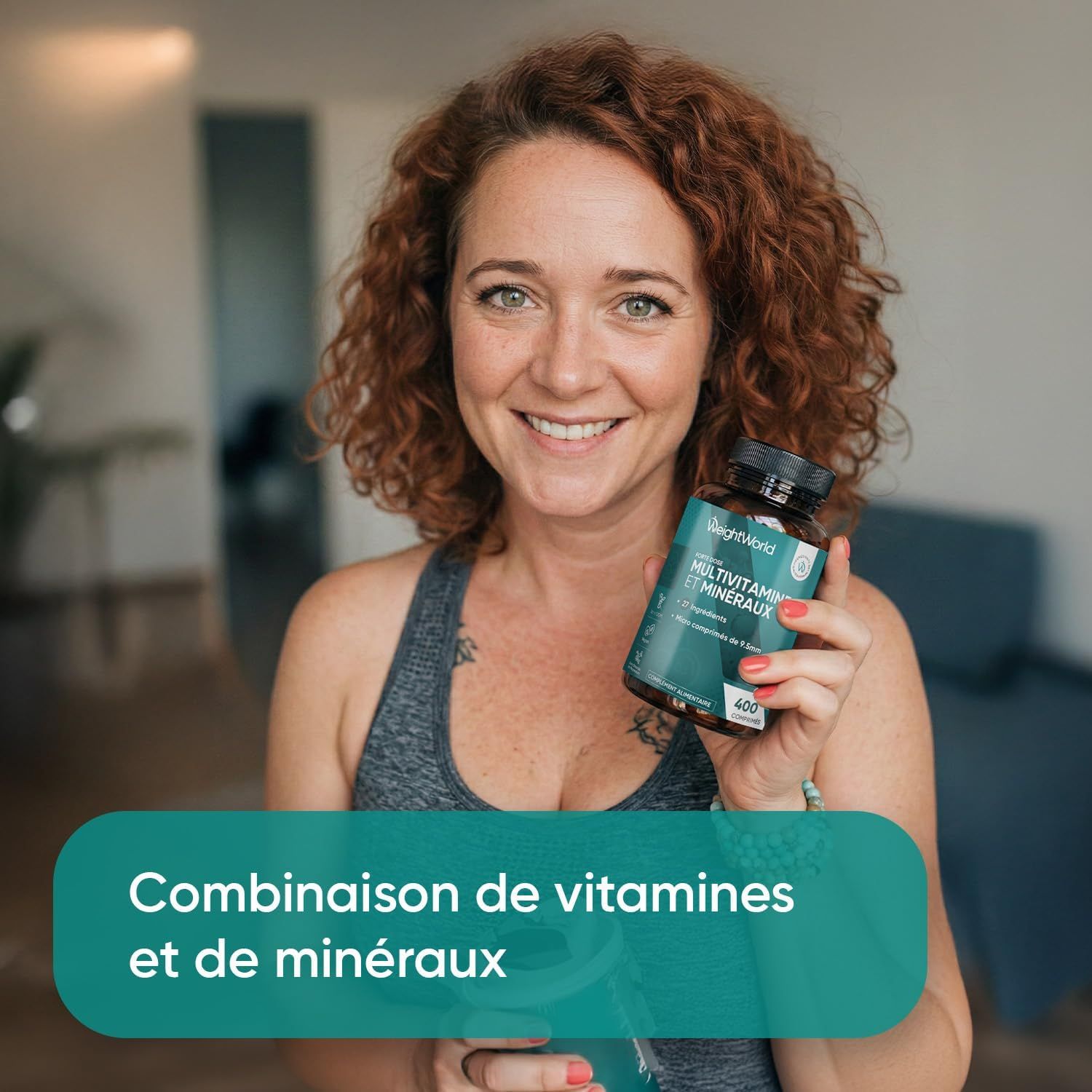 Femme tenant une bouteille de Multivitamines et Minéraux, souriante.