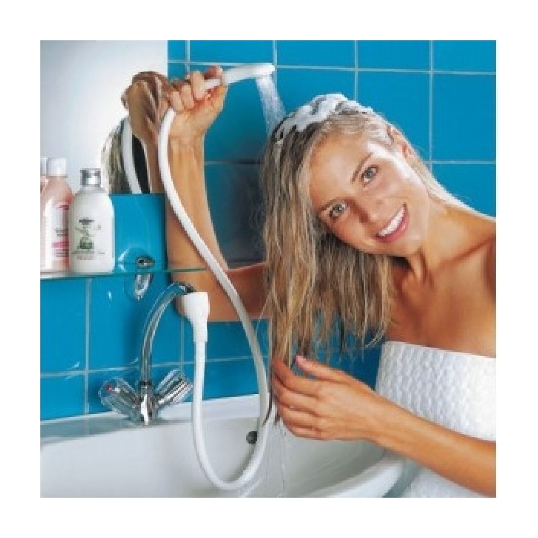 Vrouw wast haar haar met handdouche. Witte slang, chromen kraan, badkamer.