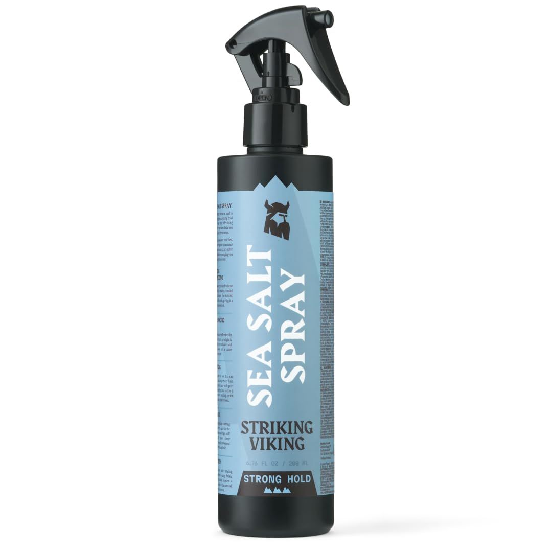 Zwarte spuitfles met blauw etiket. Opschrift: SEA SALT SPRAY, STRIKING VIKING, STRONG HOLD. Zwarte spuitkop.