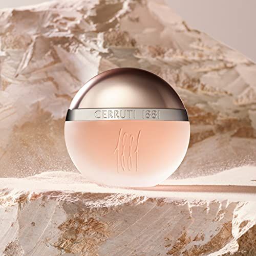 Cerruti 1881 Eau de Toilette fles met zilveren band en lichtroze vloeistof, op steen.
