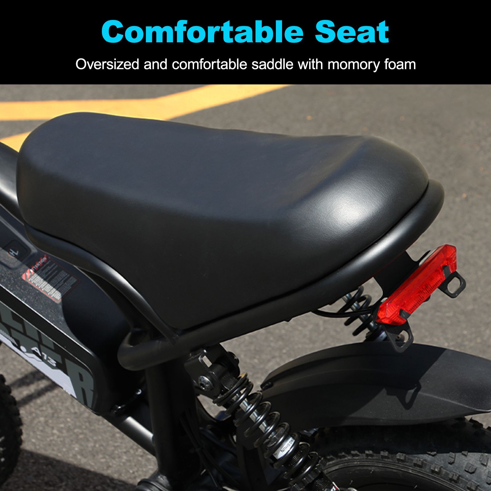 Zwart, comfortabel zadel met rood achterlicht. Tekst: Comfortable Seat. Oversized en comfortabel zadel met memory foam.
