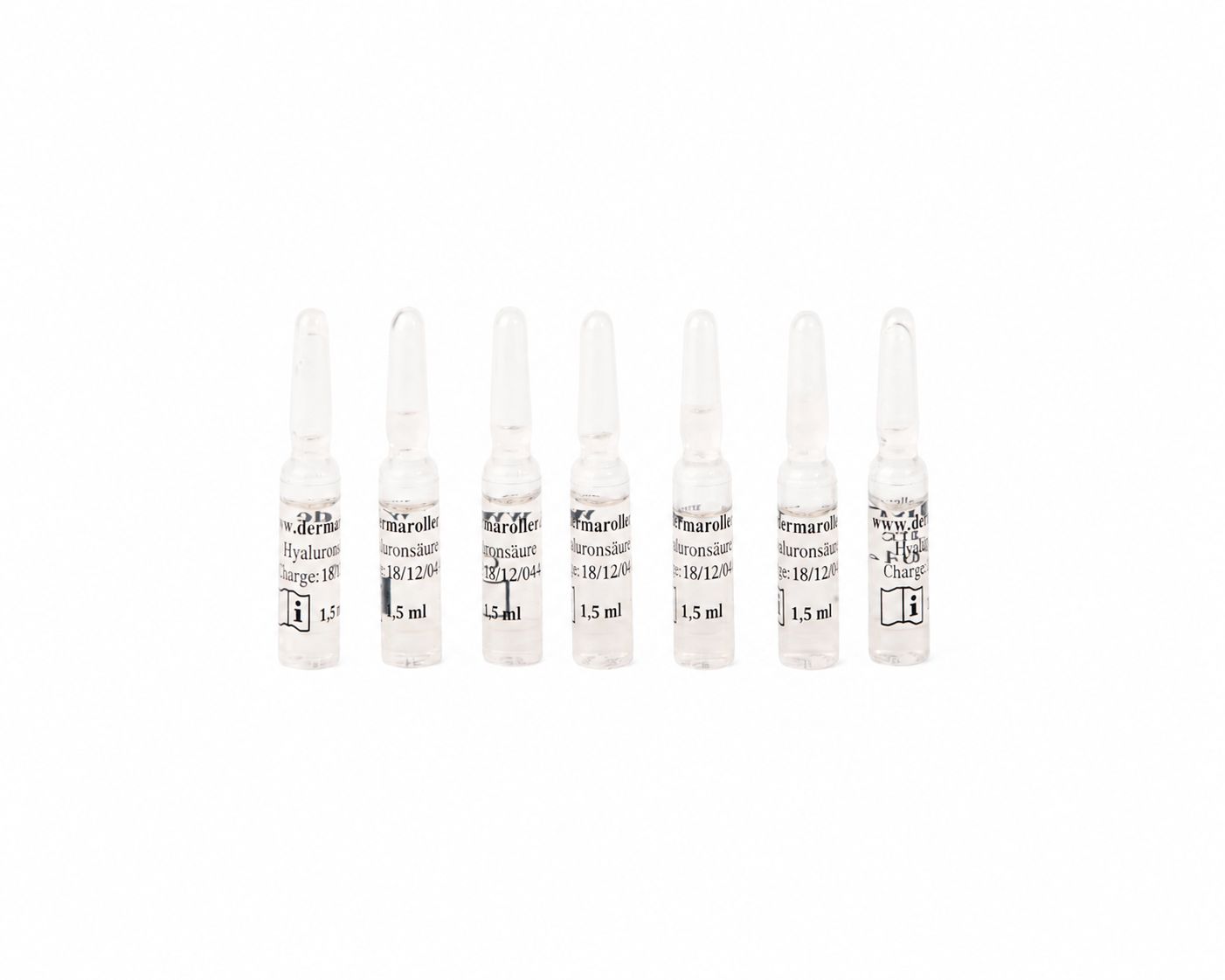 Sept ampoules Dermaroller d'acide hyaluronique de 1,5 ml chacune, alignées.