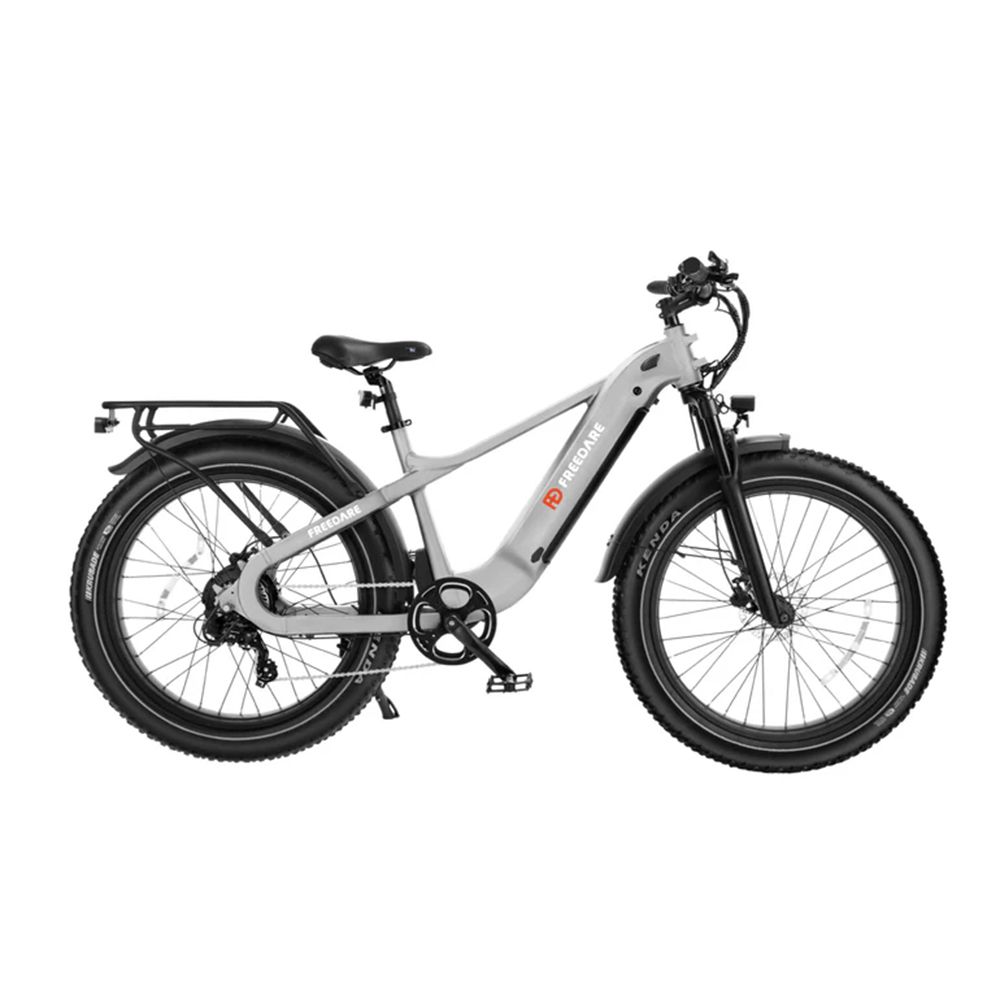 Vélo électrique gris avec porte-bagages et pneus noirs. Le vélo porte le logo FREEDARE et le lettrage KENDA.