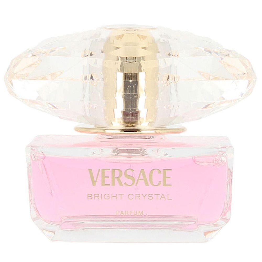 Flacon de parfum rose avec bouchon en cristal. On peut lire "Versace Bright Crystal Parfum" sur le flacon.