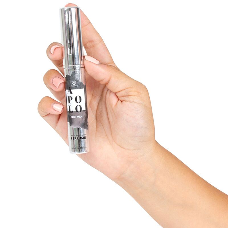 Zilverkleurige verstuiver in een hand. Opschrift: Apolo for Men. Zwarte achtergrond. Met dop.