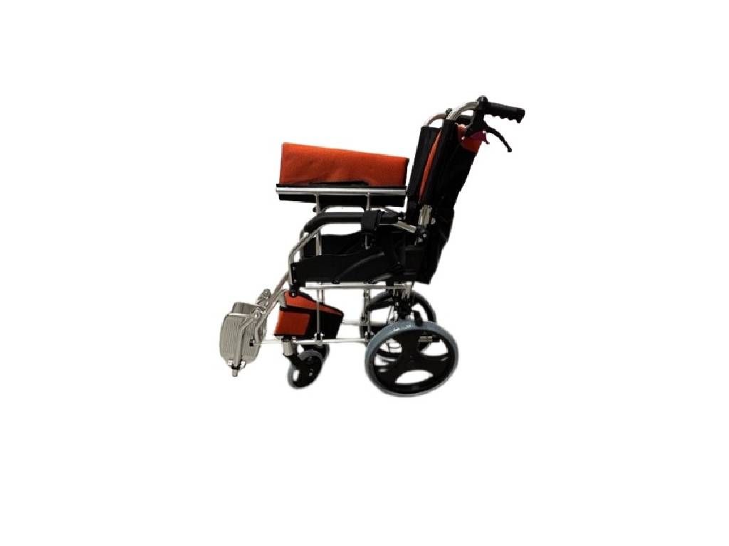 Vue latérale d'un fauteuil roulant. Assise et dossier orange. Roues et cadre noirs. Repose-pieds.