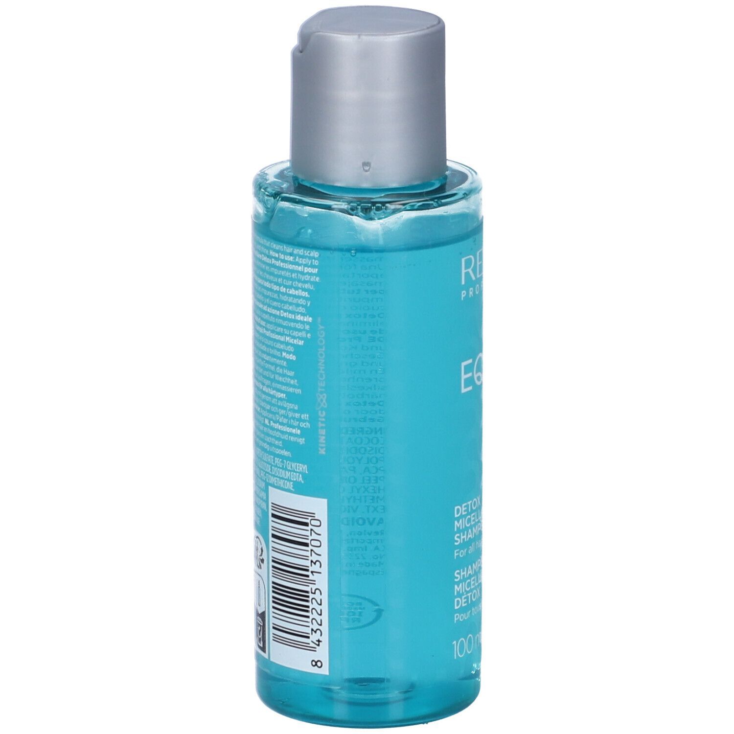 Transparante fles met blauwe shampoo. Zilveren dop. Etiket met tekst en barcode.