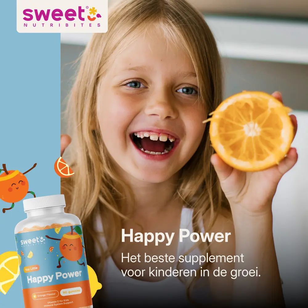 Een lachend meisje houdt een sinaasappelschijf vast. Daarnaast een fles met gummies. Tekst: Happy Power.