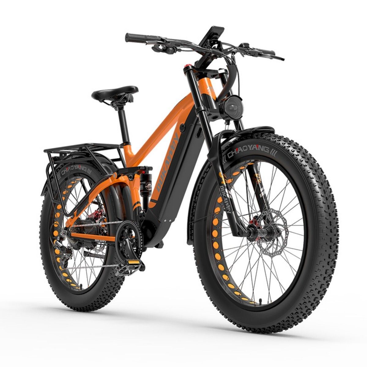 Oranje elektrische mountainbike met zwarte elementen. Brede banden, bagagerek, koplamp. Zwart zadel en stuur.