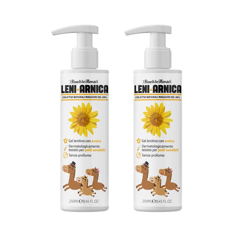 Twee witte flessen met pomp. Opschrift Leni Arnica, zonnebloem en paardenillustratie. Tekst: Gel lenitivo con arnica.