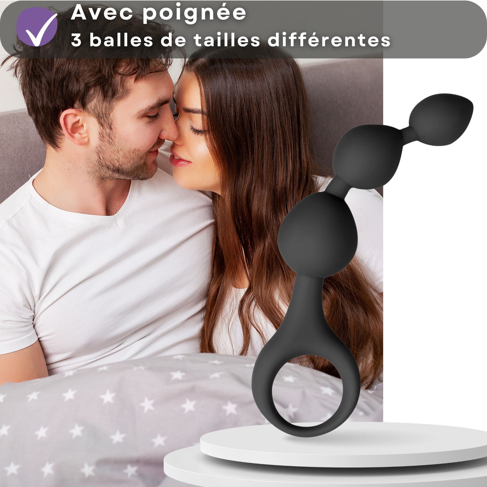 Perles anales en silicone, 3 boules. Couple au lit. Texte: Avec poignée, 3 boules.