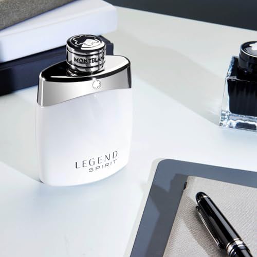 Flacon blanc Legend Spirit avec bouchon argenté. Posé sur une table avec stylo, bloc-notes et encrier.