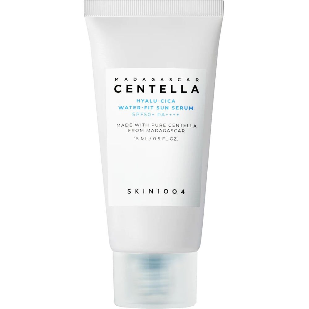 Witte tube met blauwe tekst. Productnaam: CENTELLA Hyalu-Cica Water-Fit Sun Serum SPF50+. 15 ml/0.5 fl.oz. Merk: SKIN1004.