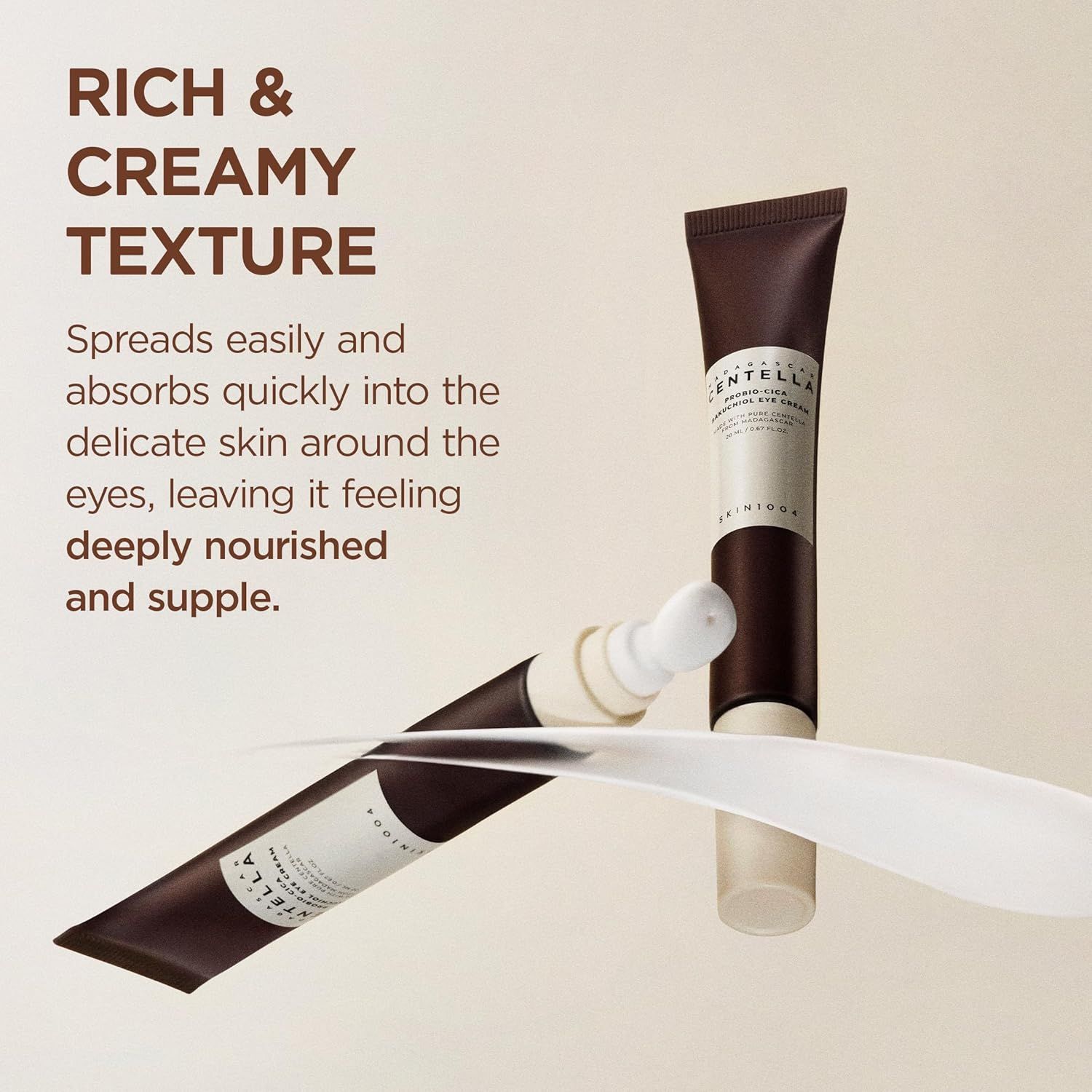 Deux tubes SKIN1004 Eye Cream et spatule. Texte: Texture riche et crémeuse. Pour le contour des yeux.