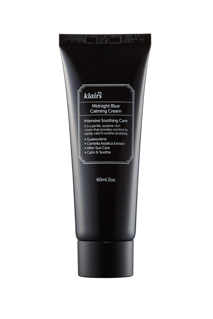Donkerblauwe tube met wit etiket. Tekst: Midnight Blue Calming Cream, 60ml 2oz. Merk: Klairs.