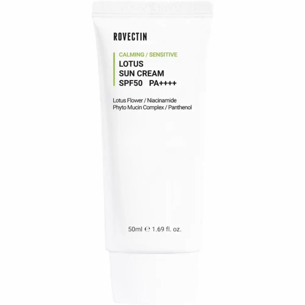 Witte tube met groene tekst. ROVECTIN, CALMING/SENSITIVE, LOTUS SUN CREAM SPF50 PA++++. Ingrediënten: Lotus Flower, Niacinamide, Phyto Mucin Complex, Panthenol.