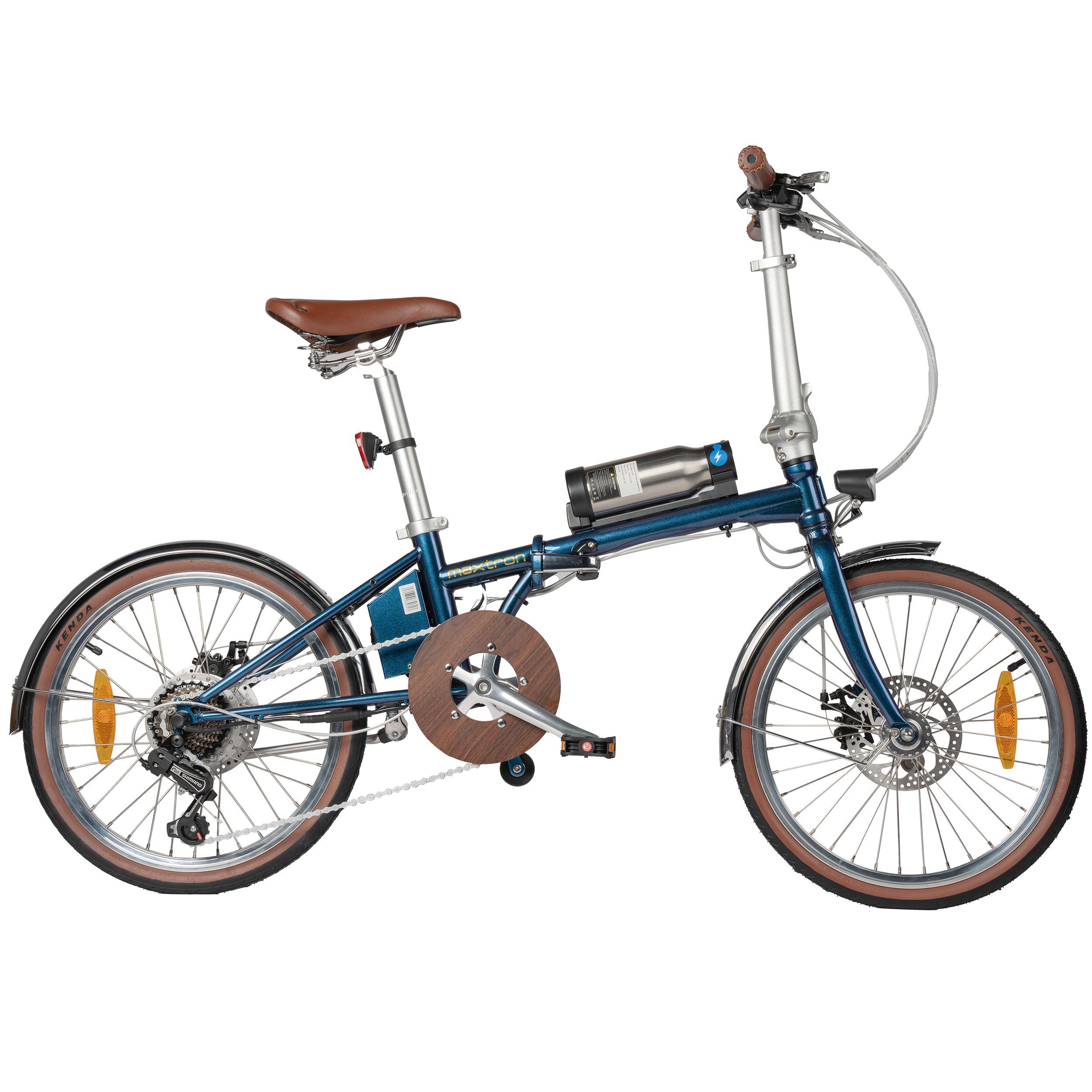 Vélo électrique bleu avec selle et pneus marron. Batterie argentée sur le cadre. Garde-boue et chaîne.