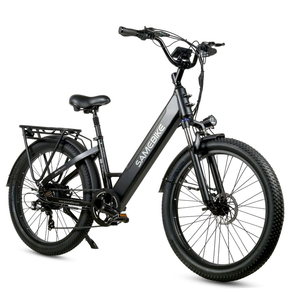 Vélo électrique noir Samebike avec porte-bagages, garde-boue et pneus larges. Marque Samebike visible.