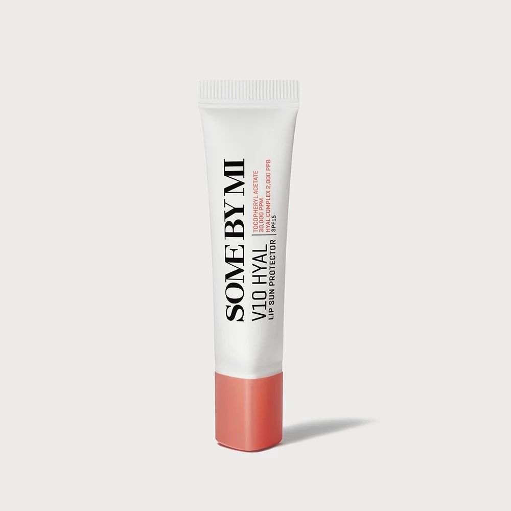 Tube blanc avec bouchon rose. Inscription : SOME BY MI V10 HYAL Lip Sun Protector SPF15.