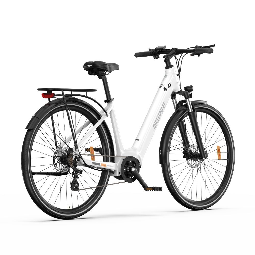 Vélo électrique blanc avec éléments noirs. Porte-bagages, garde-boue et freins à disque. Logo OneSport.