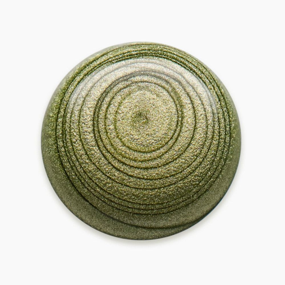 Groene nagellak met glitterdeeltjes en concentrische cirkels.