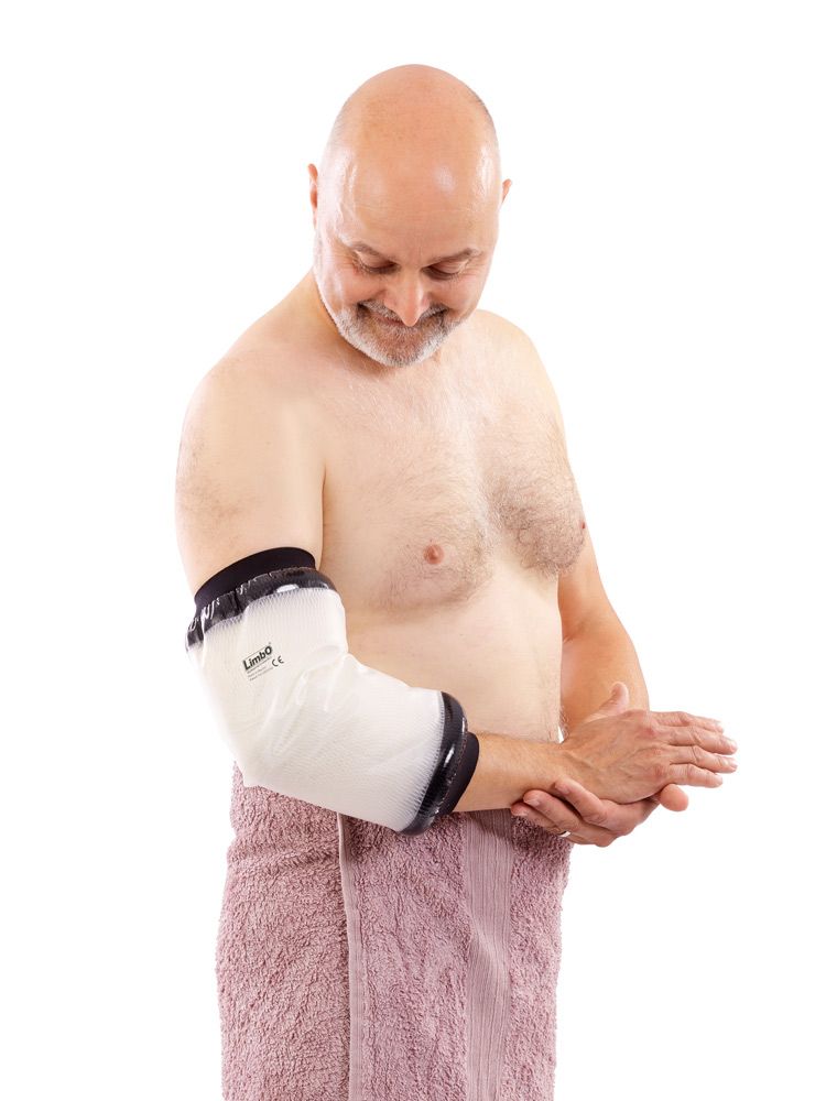 Douchebescherming voor de elleboog. Zwarte manchetten, transparante hoes. Op arm van persoon. CE-markering.