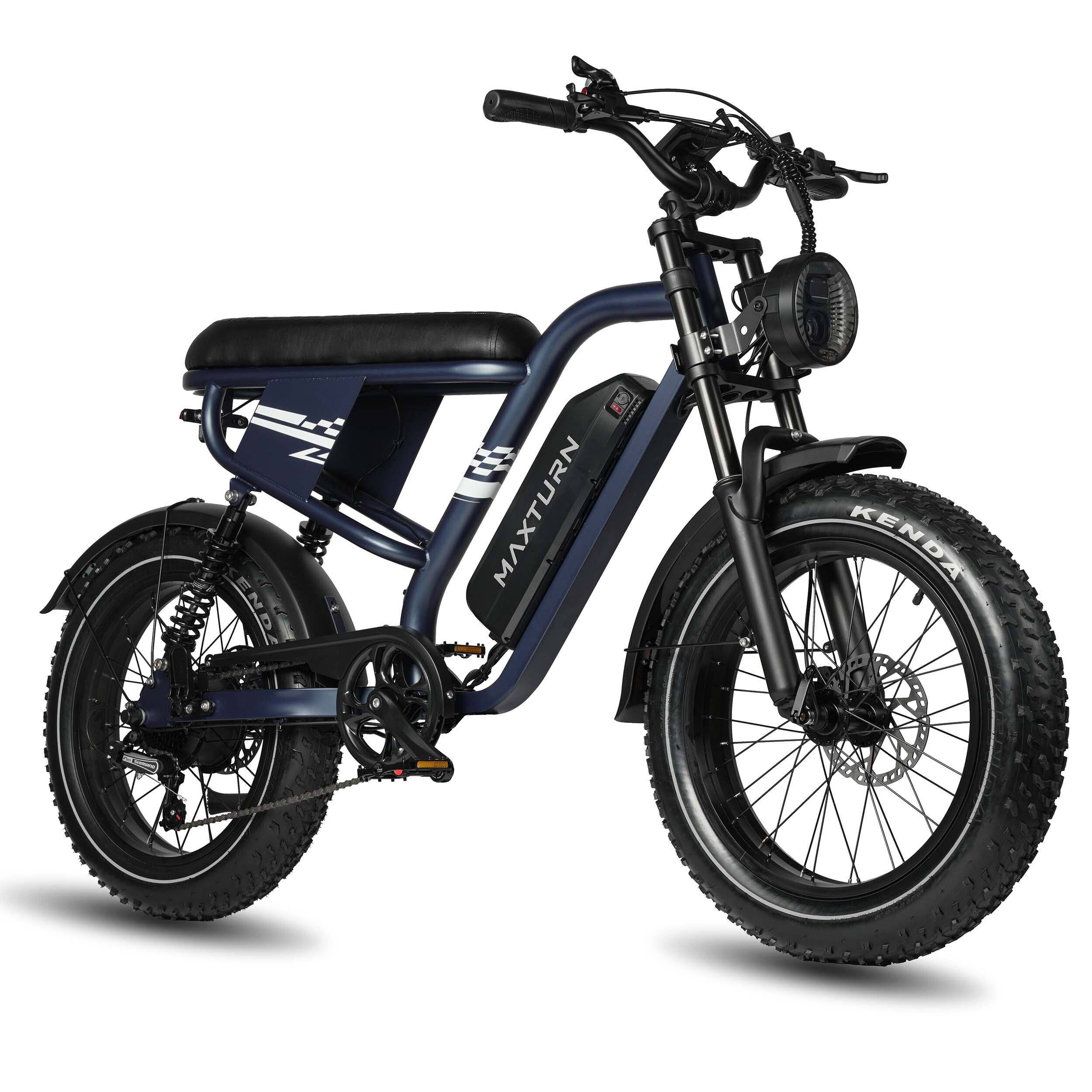 Blauwe elektrische mountainbike. Zwarte banden, zadel en spatborden. Accu met MAXTURN-logo. Vooraanzicht.