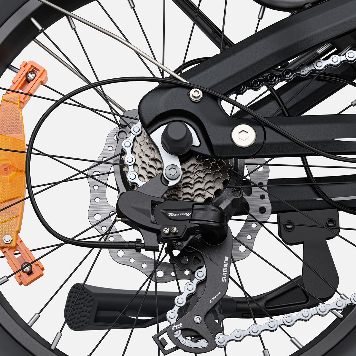 Gros plan de la roue arrière d'un vélo électrique. Composants noirs, chaîne et pignons.