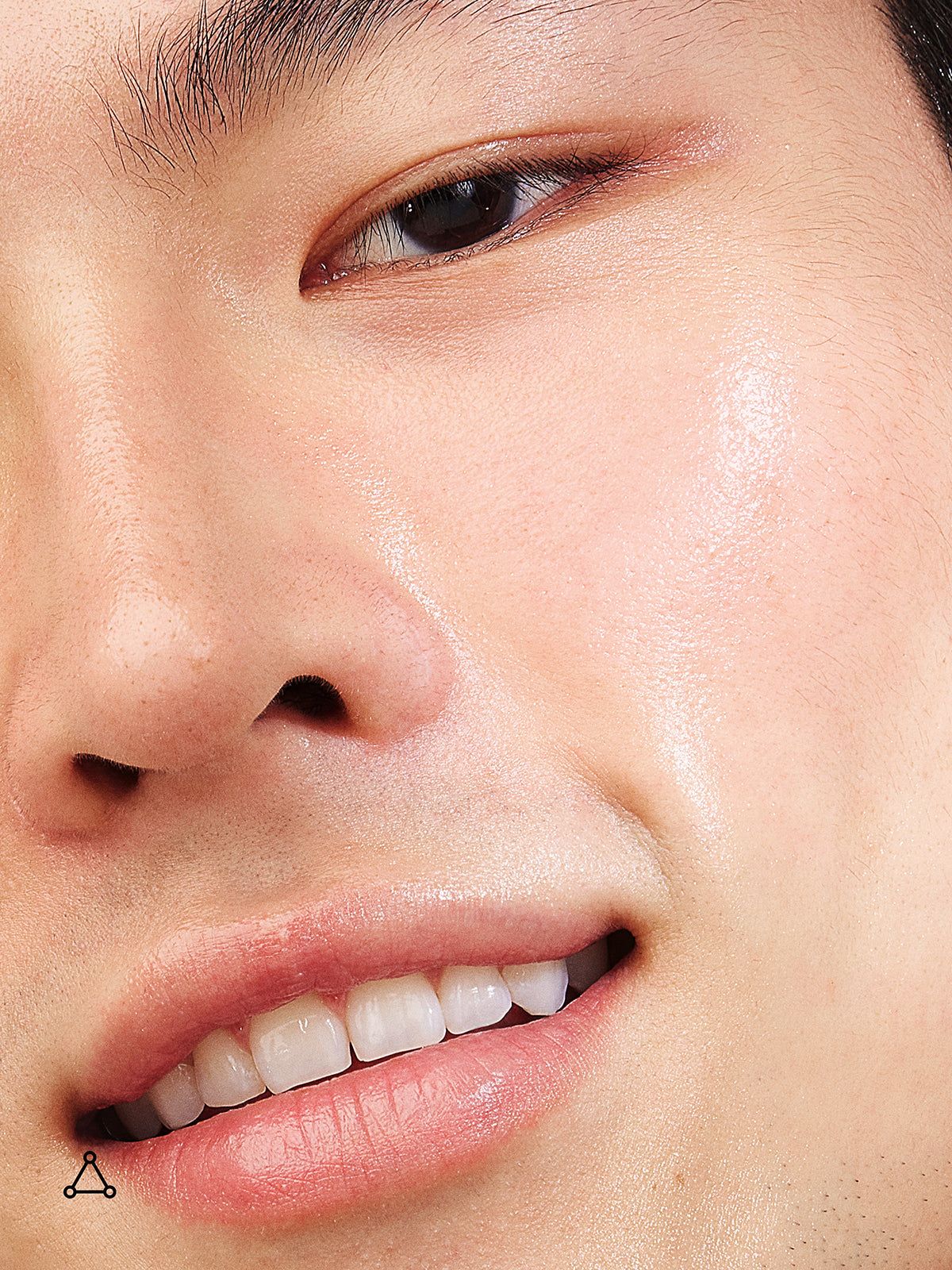 Close-up van een gezicht met huid behandeld met een vitamine C serum. Huid ziet er glanzend en gezond uit.