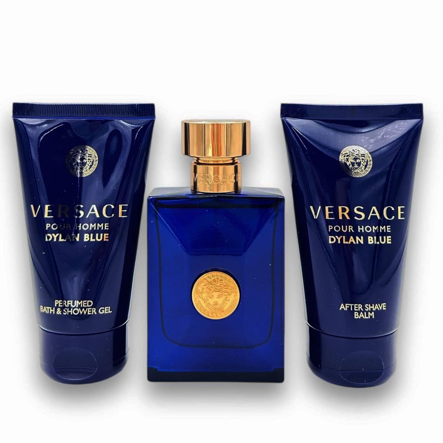 Trois tubes bleus et une bouteille bleue avec des bouchons dorés. Le logo Versace est visible sur les tubes et la bouteille.