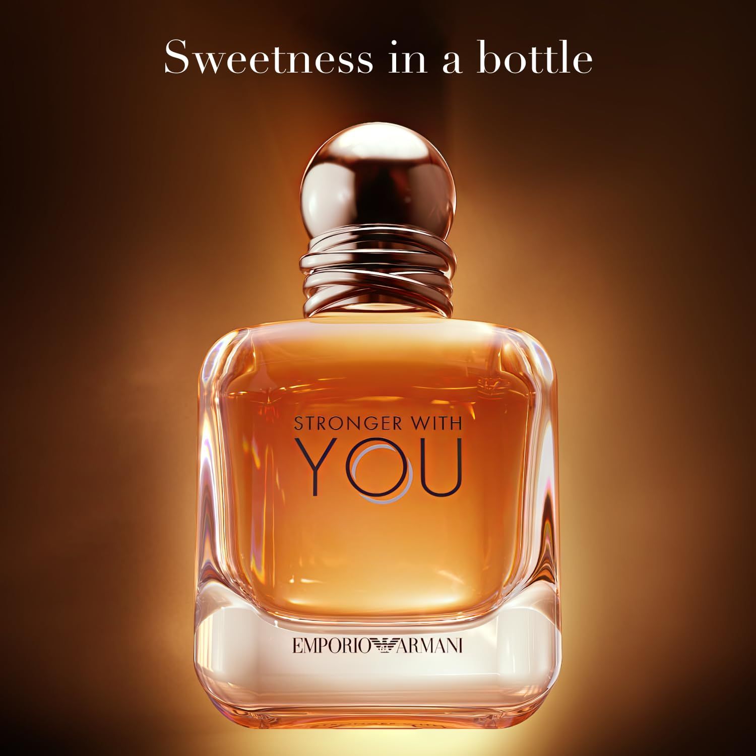 Amberkleurige fles met zwarte dop. Opschrift: STRONGER WITH YOU en EMPORIO ARMANI. Tekst: Sweetness in a bottle.