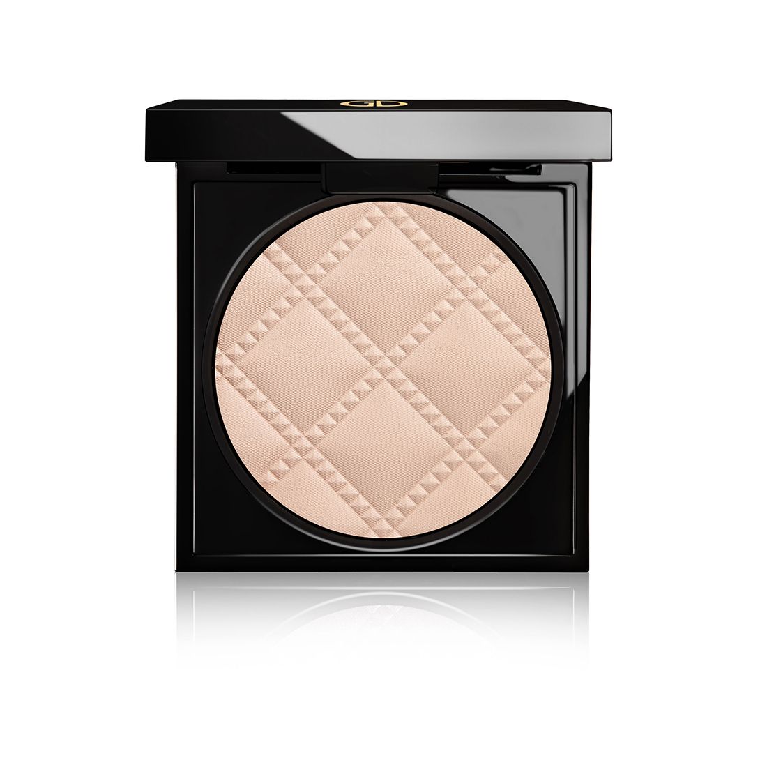 Poudre compacte dans un étui noir. Surface de poudre ronde avec motif en relief. Couvercle noir avec logo doré.