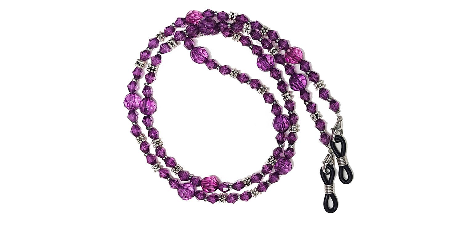 Brillenketting met paarse kralen en zilverkleurige elementen. Twee strengen, uiteinden met lussen voor brilpoten.