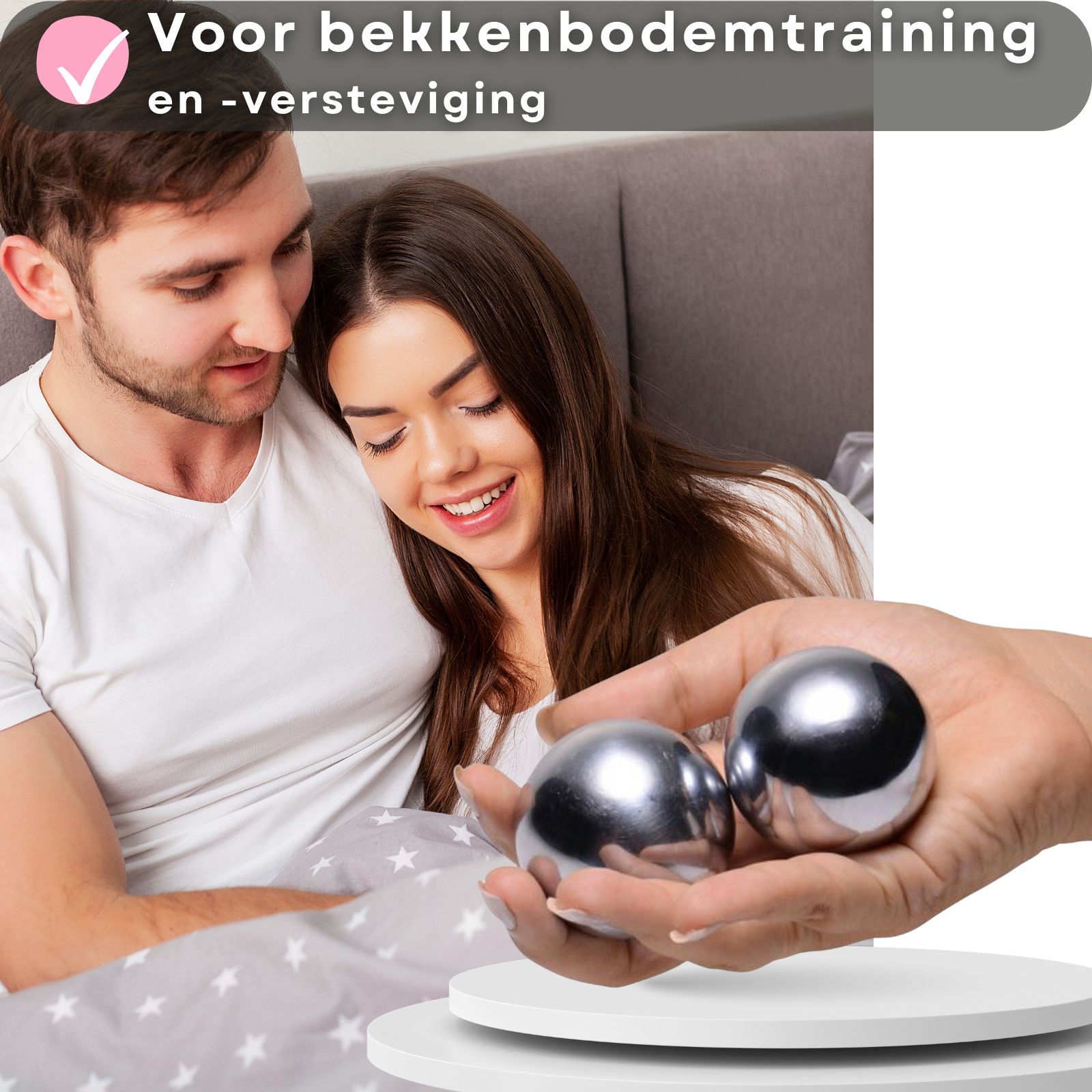 Twee metalen ballen in een hand. Koppel in bed. Geen verdere details.