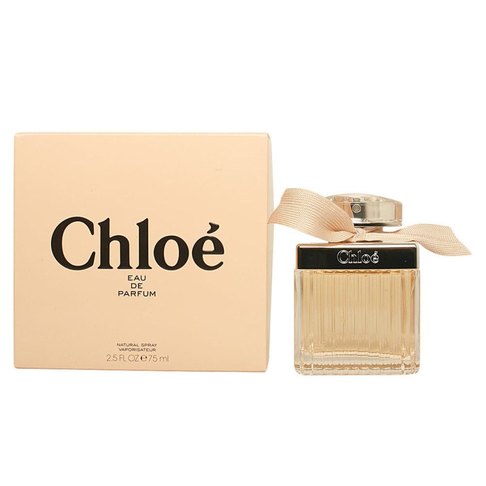 Beige doos en fles. Op de doos staat "Chloé Eau de Parfum". De fles heeft een strik.