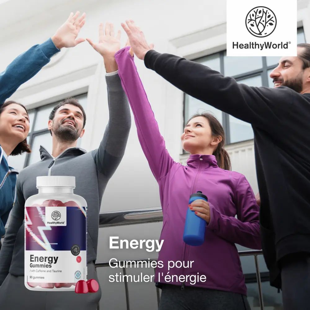 Groupe de quatre personnes se donnant le high five après le sport, bouteille de gommes énergétiques à côté.