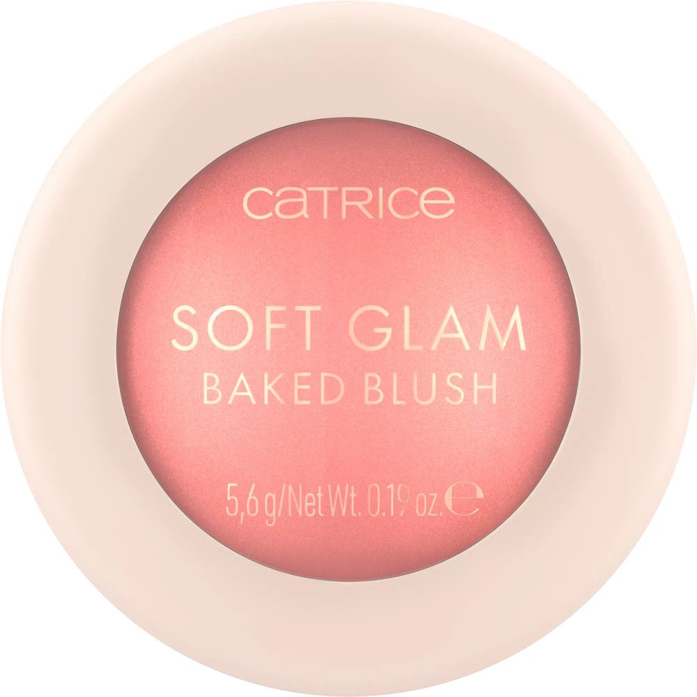 Fard à joues rose en poudre dans un boîtier rose clair. Le boîtier porte l'inscription 'Catrice Soft Glam Baked Blush'.