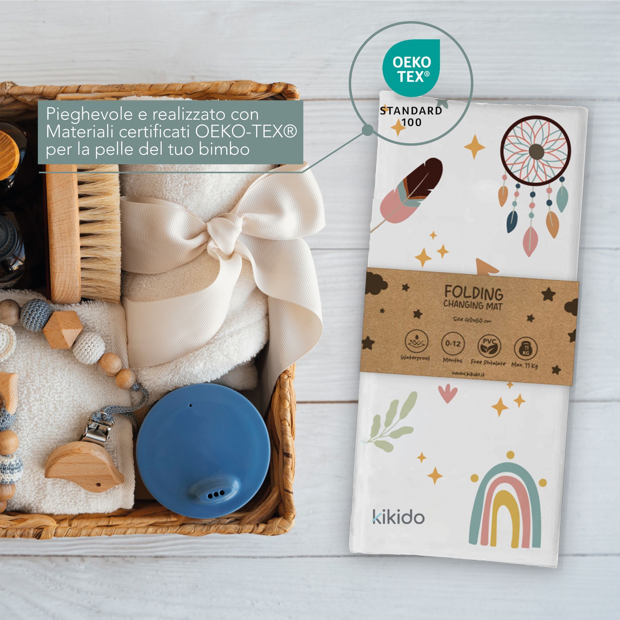 Matelas à langer certifié Oeko-Tex. Plié. Accessoires : brosse, sucette, serviette. Logo Kikido. Panier de rangement.