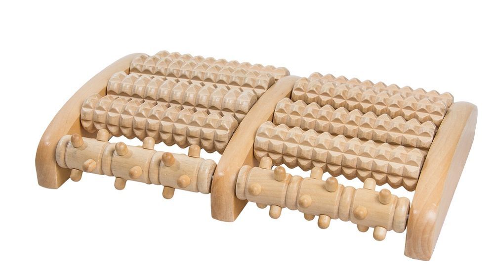 Rouleau de massage des pieds en bois. Deux rangées de rouleaux à picots, reliées par un cadre en bois. Couleur bois naturel.