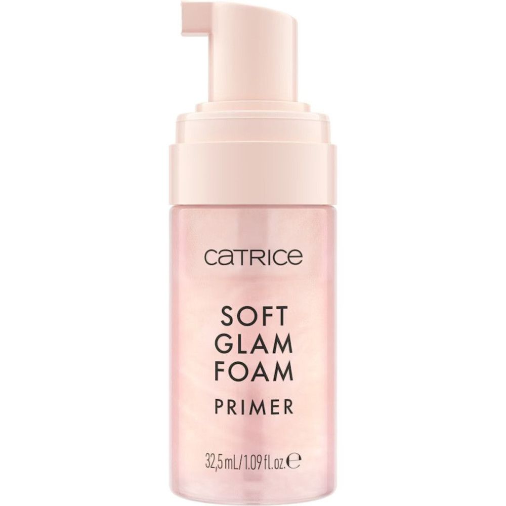 Roze foundationfles met pomp. Opschrift: Catrice, Soft Glam Foam Primer, 32,5 ml/1,09 fl.oz.e.