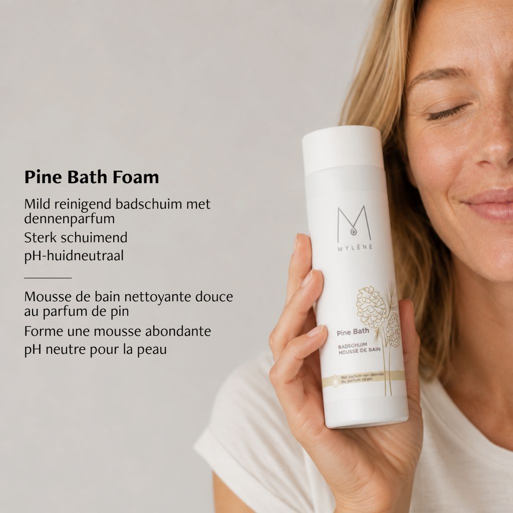 Vrouw houdt een fles Mylène Dennenhout Badschuim vast.