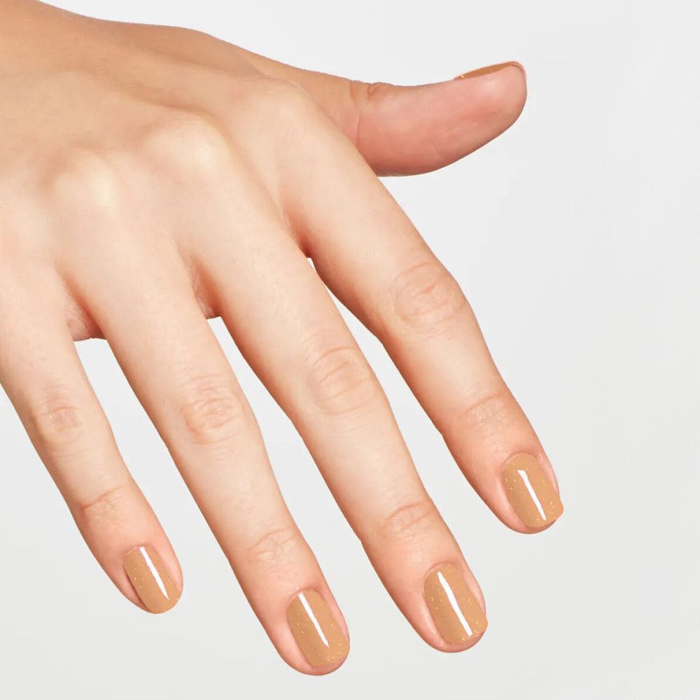 Hand met gelakte nagels. Beige nagellak aangebracht.