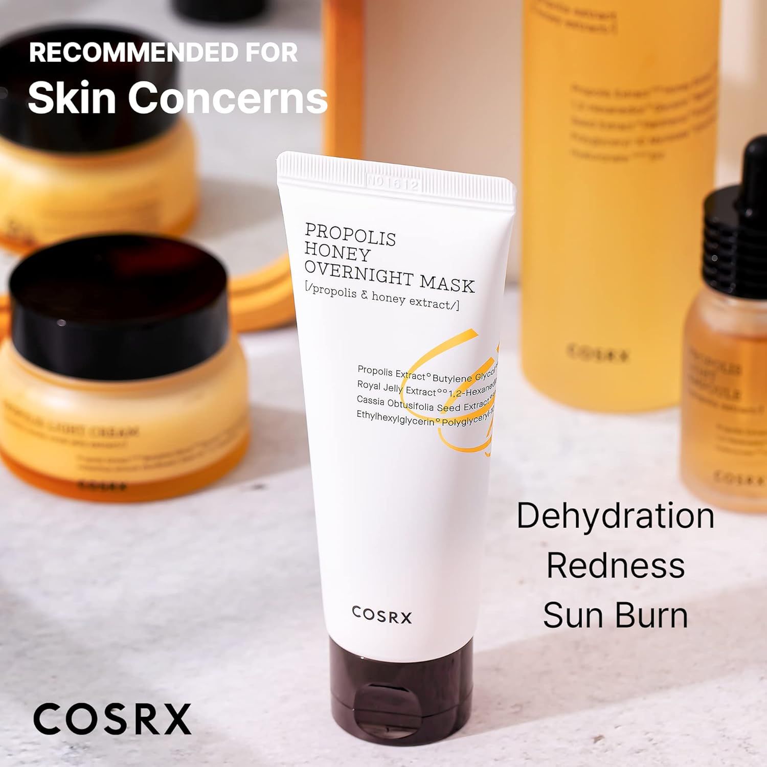Witte tube met zwarte dop, omringd door cosmetische producten. Tekst: "RECOMMENDED FOR Skin Concerns".