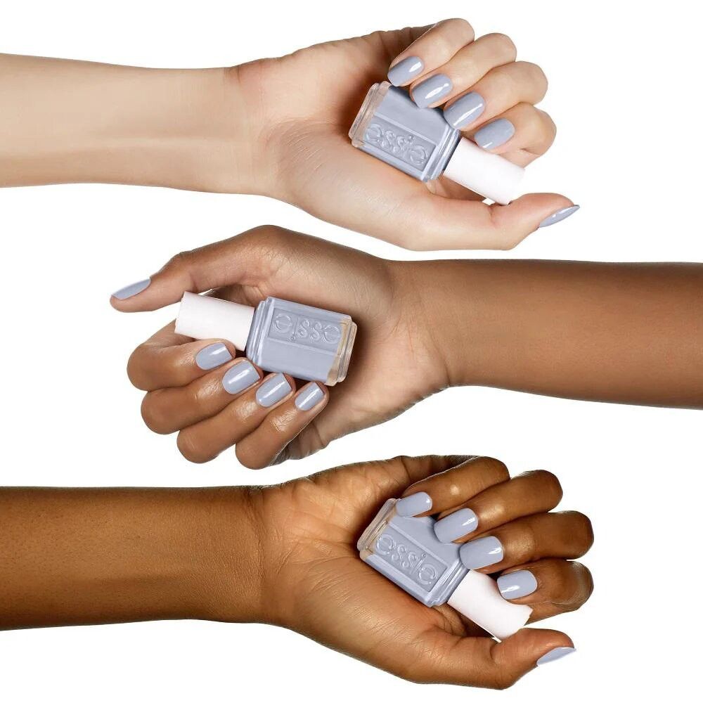 Drie handen met Essie nagellak in licht lavendeltint.
