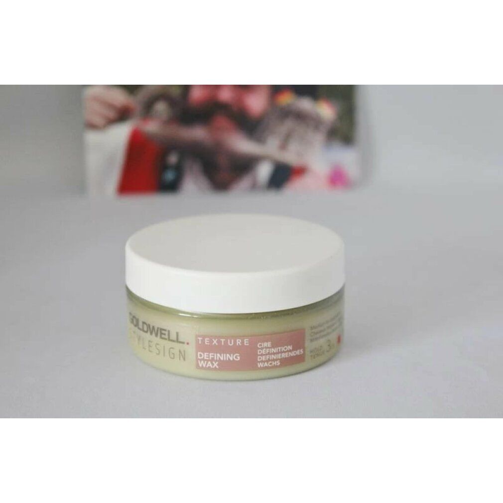 Goldwell Texture Defining Wax dans un pot rond avec un couvercle blanc.