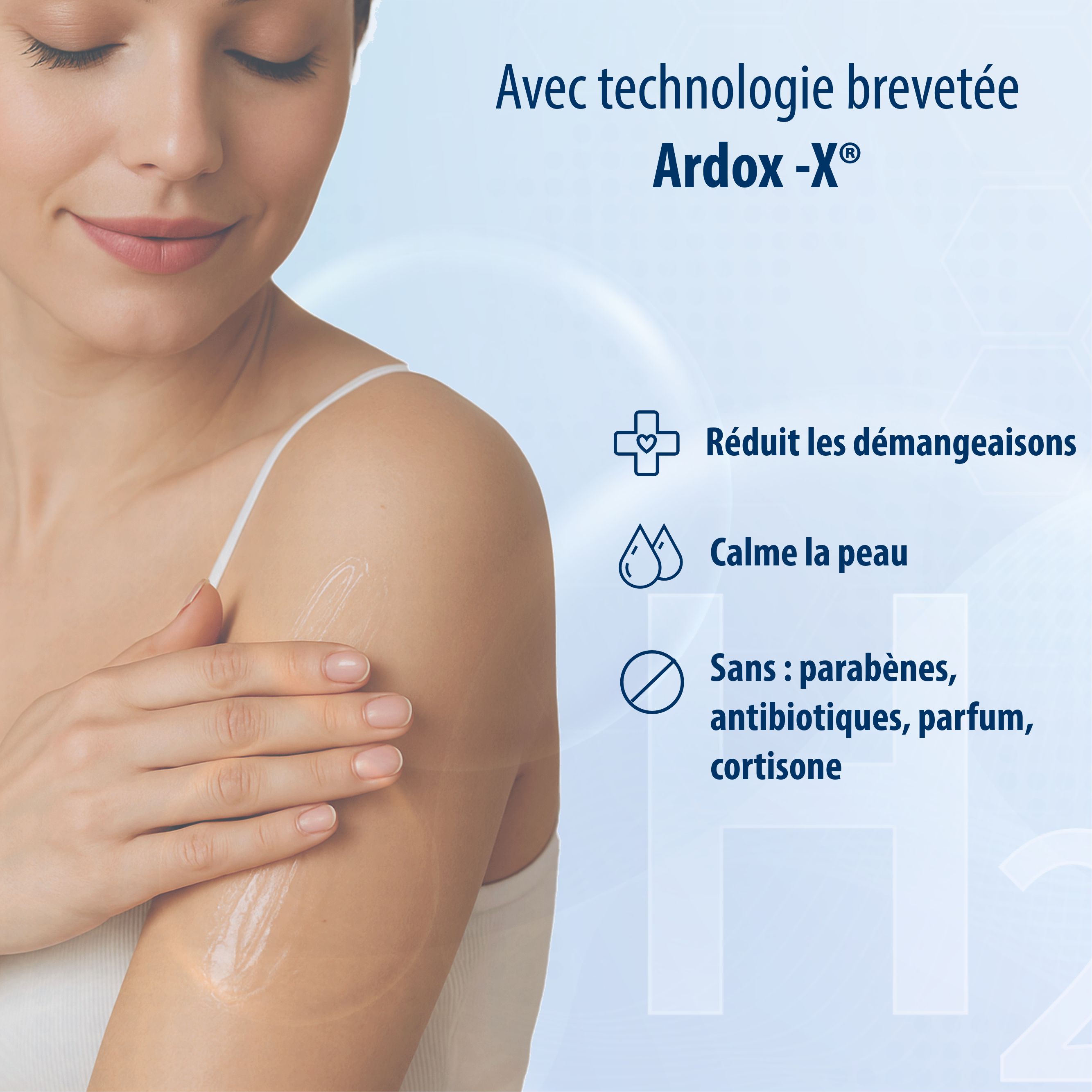 Femme avec lotion sur le bras. Texte: Avec technologie brevetée Ardo-X. Réduit les démangeaisons, calme la peau. Sans parabènes, antibiotiques, parfum, cortisone.