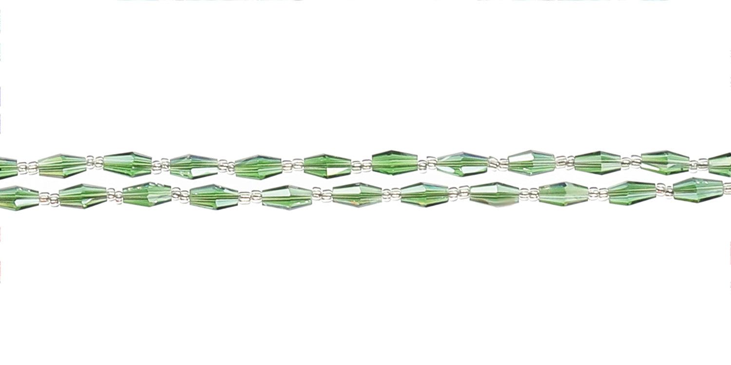Close-up van een groen brillenkoord. Ovale kralen, zilverkleurige verbindingen. Twee parallelle rijen.