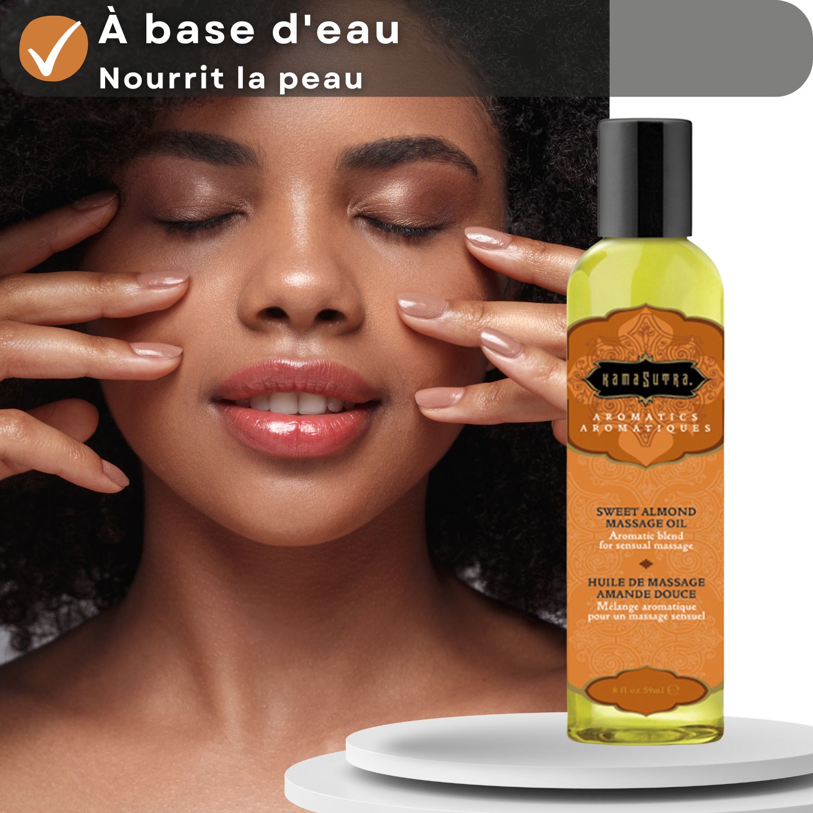 Femme aux yeux fermés, mains sur le visage. Huile de massage Kamasutra, arôme amande grillée. Informations produit.