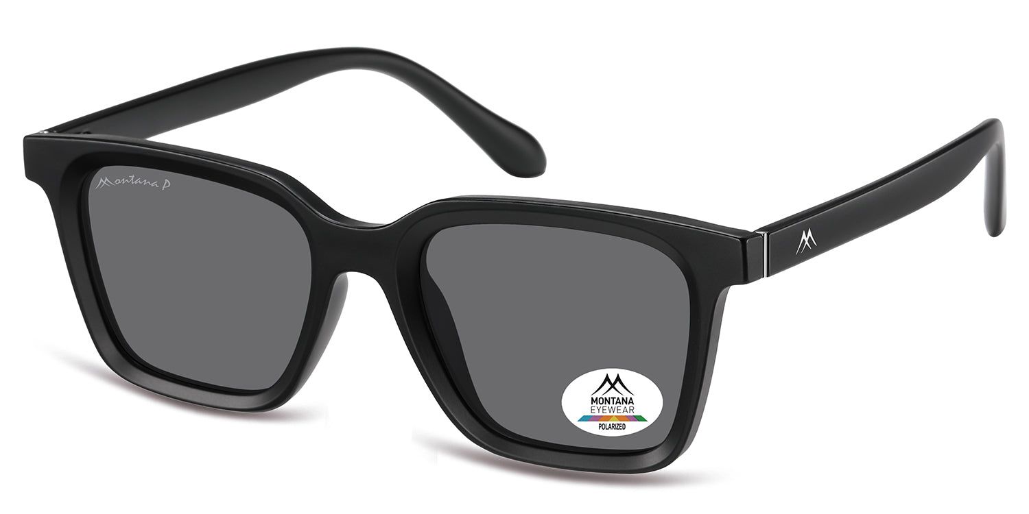 Vue latérale de lunettes de soleil noires. Verres rectangulaires, "Montana P" sur la branche gauche. Autocollant avec logo et "Polarized" sur le verre droit.