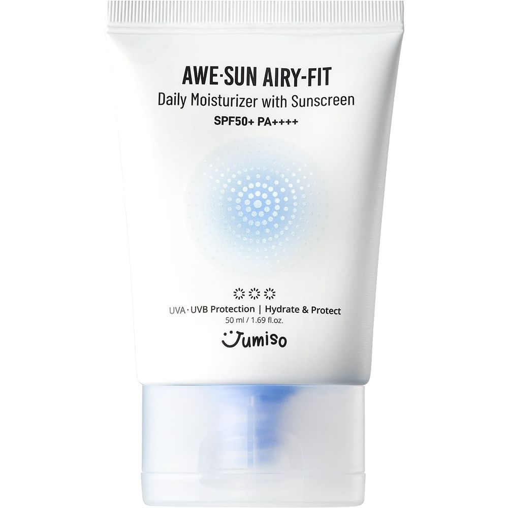 Witte tube met blauwe dop. Opschrift: AWE-SUN AIRY-FIT Daily Moisturizer with Sunscreen SPF50+ PA++++. Merk: Jumiso.